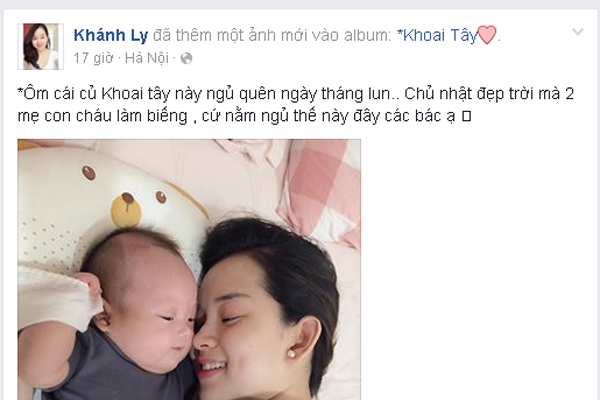 
Khánh Ly hạnh phúc ôm con trai yêu.
