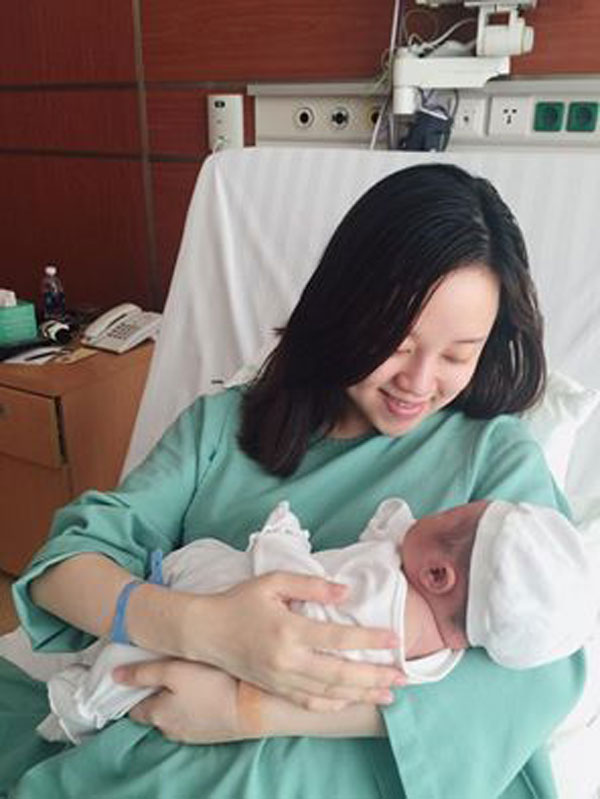 
Khánh Ly lần đầu khoe con trai nhỏ.
