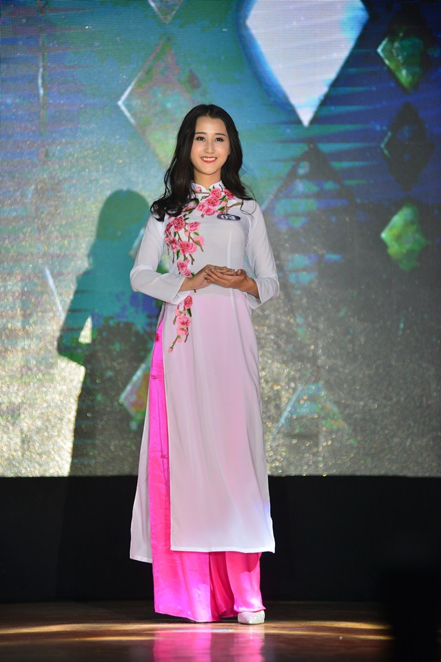 Phần thi trang phục áo dài là dịp để các nữ sinh khoe vẻ đẹp dịu dàng, nét duyên dáng của người con gái Việt.