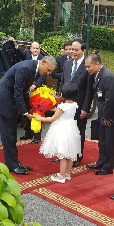 Tổng thống Obama đã nói cảm ơn sau khi nhận bó hoa từ Phương Linh.