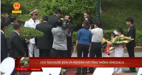 Phương Linh cũng từng được tặng hoa cho Tổng thống Venezuela Nicolas Maduro Moros khi tới Việt Nam vào 31/8/2015.