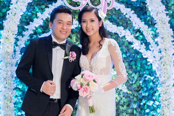 
Lam Trường và Yến Phương tươi tắn trong tiệc cưới dành cho bạn bè.
