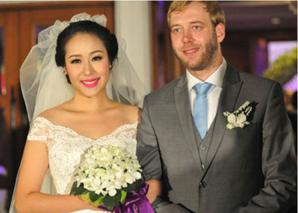 
Ngô Phương Lan hạnh phúc bên chồng ngoại quốc hồi tháng 12/2013.
