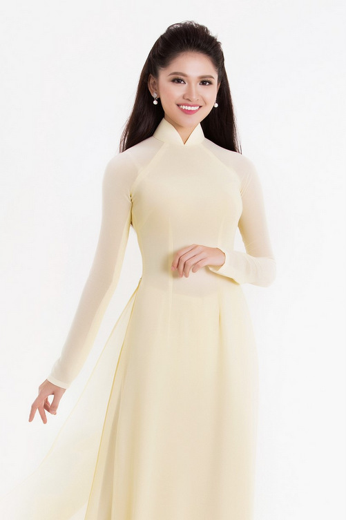 
Chiếc áo dài vàng này cũng làm tôn lên nét đẹp thuần khiết của Á hậu 2 Thùy Dung.
