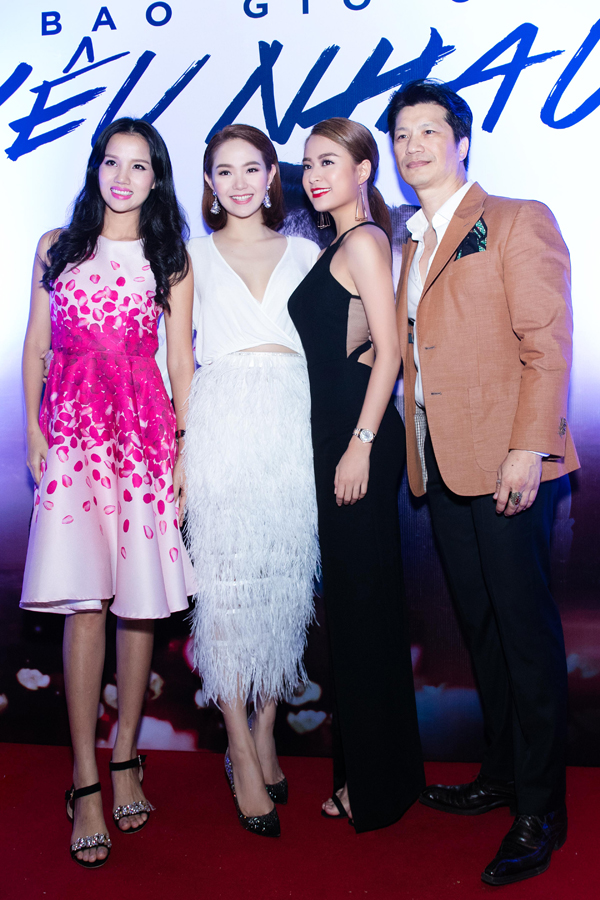 
Cô ra Hà Nội để ủng hộ phim của người bạn thân thiết, nữ diễn viên Minh Hằng.
