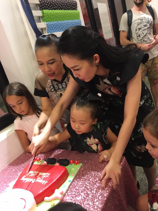 
Bé Luna hạnh phúc khi được mẹ cắt bánh sinh nhật cùng.
