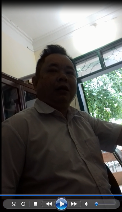 
Ông Phạm Văn Long - lớp trưởng lớp KH 11- TC89 Điện Biên thừa nhận có việc thu tiền và đưa tiền (ảnh cắt từ clip)
