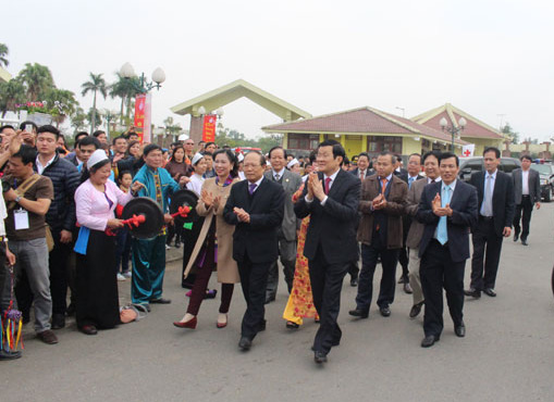 
Chủ tịch nước Trương Tấn Sang cùng đoàn lãnh đạo Đảng và nhà nước tham dự ngày hội trong sự nhiệt liệt chào mừng của đồng bào các dân tộc Việt Nam.

