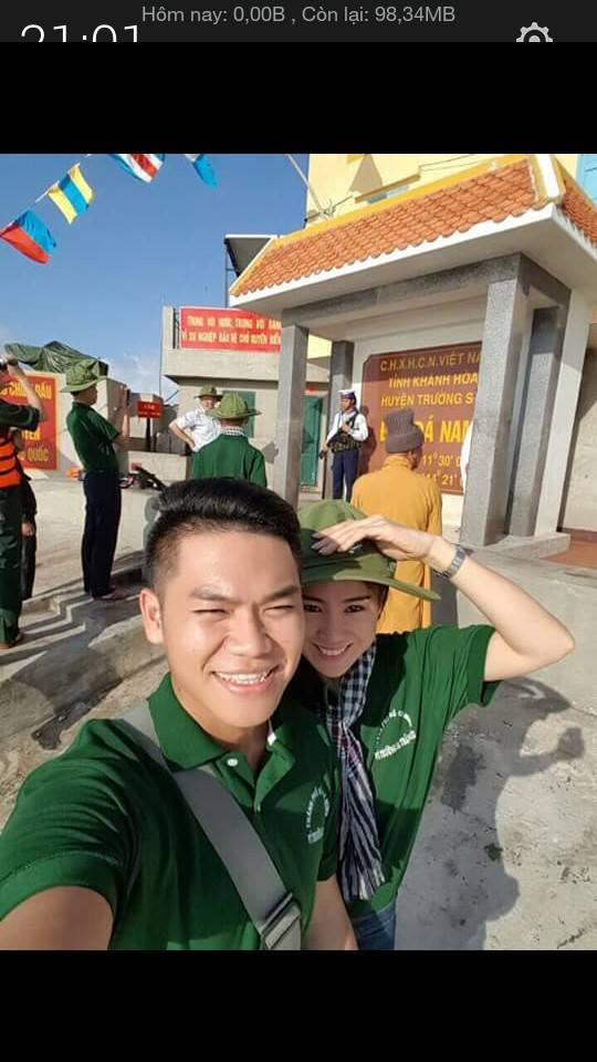 Trong một bức hình khác được các fan tung ra, Lê Phương đứng khép vào Phạm Trung Kiên trong một hoạt động tình nguyện được tổ chức tới quần đảo Trường Sa của Việt Nam.