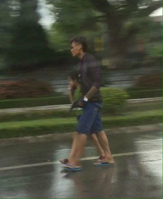 
Nam thanh niên dùng súng khống chế cháu bé trước khi cướp taxi tại Lạng Sơn. Ảnh: CTV
