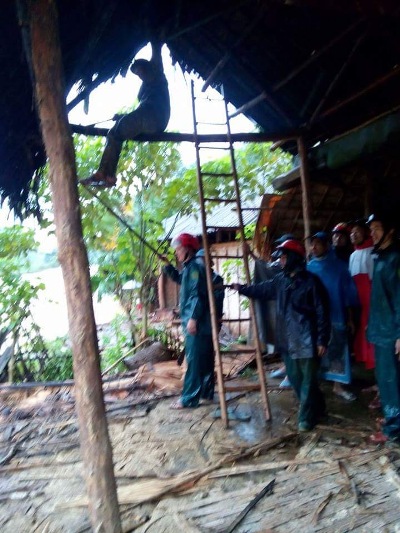
Người dân và chính quyền địa phương khắc phục hậu quả mưa lũ
