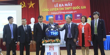 Lãnh đạo NXB Giáo dục Việt Nam nhấn nút khai trương Cổng luyện thi.