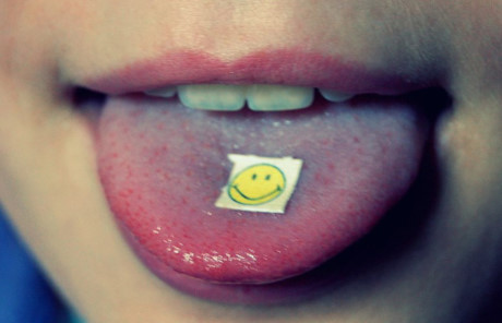 Ma túy tem giấy được sử dụng đặt vào lưỡi, gây áo giác và nghiện. Ảnh: TL