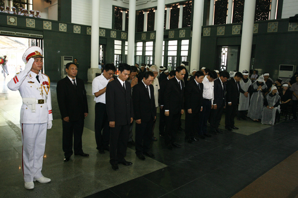 
Lãnh đạo và cán bộ Bộ Y tế làm lễ mặc niệm trước linh cữu giáo sư Mai Kỷ.
