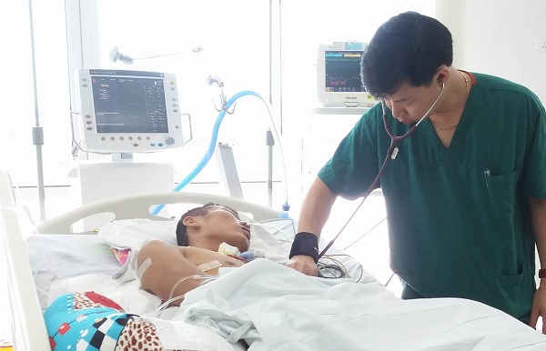 
TS.BS Lưu Quang Thùy - phòng Hồi sức tích cực (BV Việt Đức) thăm khám cho bệnh nhân Quốc. Ảnh Nguyễn Loan
