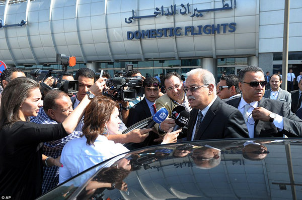 
Chúng tôi không thể loại trừ bất cứ điều gì: Thủ tướng Ai Cập Sherif Ismail nói với các phóng viên tại sân bay quốc tế Cairo. Ông cho biết vẫn còn quá sớm để nói liệu một vấn đề kỹ thuật hoặc một cuộc tấn công khủng bố gây ra vụ mất tích máy bay MS804
