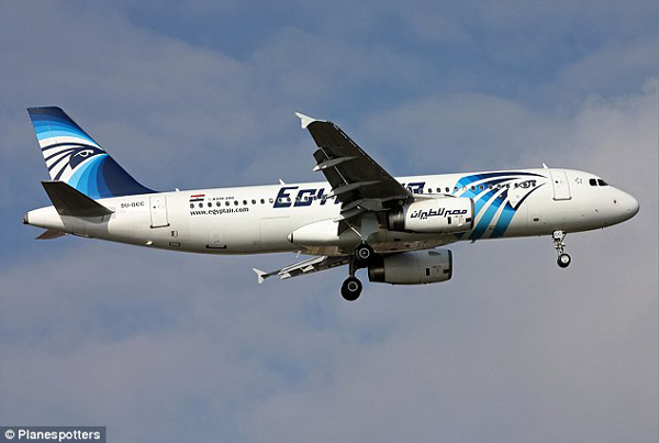 
Chuyến bay MS804 của hãng EgyptAir bay từ Pháp đến Ai Cập được cho là đã bị rơi xuống biển sau khi biến mất khỏi radar.
