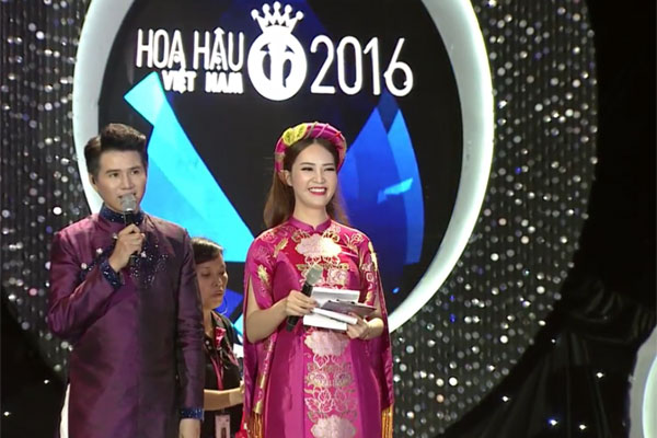 
Đúng 20h, MC Thụy Vân và MC Vũ Mạnh Cường đã lên sóng trực tiếp đêm Chung kết Hoa hậu Việt Nam 2016. Cặp MC giới thiệu thành viên BTC, thành viên ekip sản xuất chương trình cùng thể lệ chương trình.
