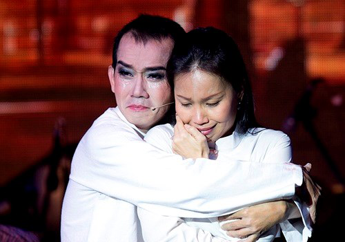 
Minh Thuận đã có những phút giây thăng hoa trên sân khấu trong vở cải lương Lan Điệp cùng với ca sĩ Cẩm Ly.
