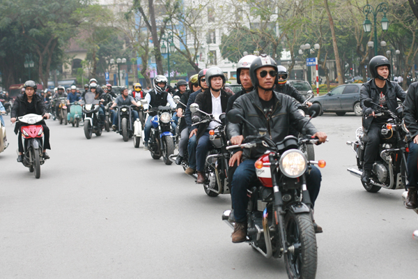 
Hơn trăm biker với nhiều kiểu xe cùng tham gia tiễn đưa người ca sĩ tài hoa.
