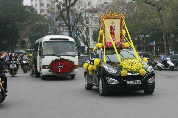 
Đoàn xe tang trên đường về nhà riêng của ca sĩ Trần Lập tại phố Nguyễn Văn Ngọc.
