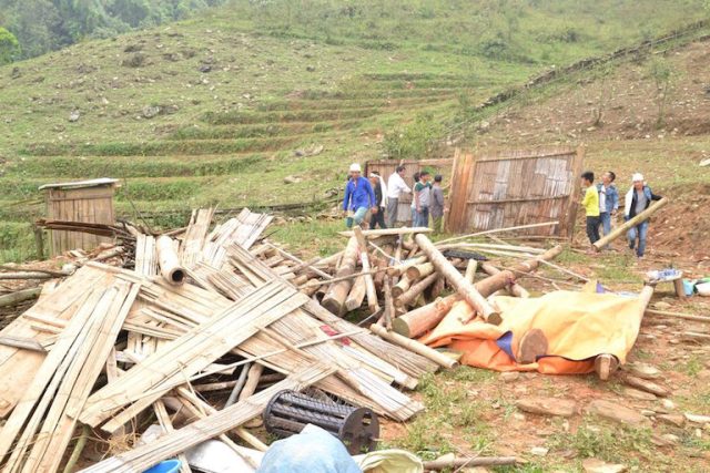 
Trận dông lốc và mưa đá ở Bắc Hà, Lào Cai làm sập nhiều mái nhà, khiến một người chết tại chỗ. Ảnh bạn đọc cung cấp
