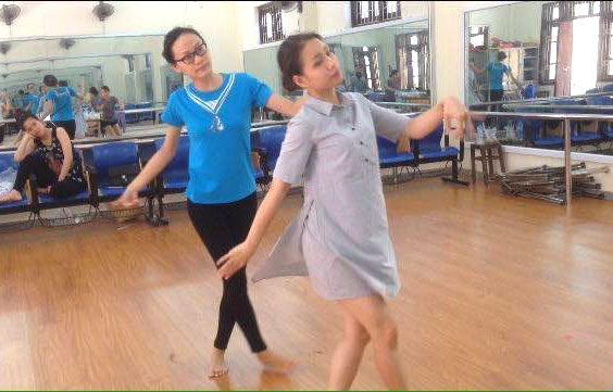 
Trong phần thi tài năng, Lan Anh sẽ múa bài Trống Cơm, dân ca Bắc Bộ. Trong ảnh, cô đang tập múa cùng cô giáo dạy múa trường Cao đẳng Sư phạm mẫu giáo Trung ương.
