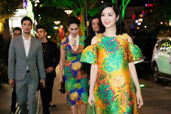 
Cặp mỹ nhân không tuổi bất ngờ xuất hiện cùng nhau tại sự kiện Tuần lễ thời trang Quốc tế Việt Nam vào tối ngày 12/5.
