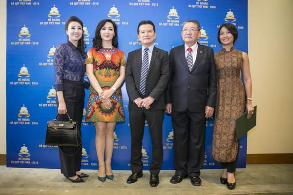 
Hoa hậu Đền Hùng hạnh phúc chụp ảnh cùng quan khách tại sự kiện.
