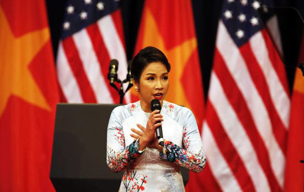 
Mỹ Linh gặp nhiều ồn ào trong sự kiện hát Quốc ca trước Tổng thống Obama.
