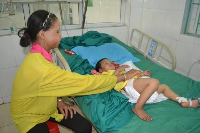 
Bé Triệu Thị Hương (3 tuổi) đang được điều trị tích cực tại bệnh viện đa khoa tỉnh Hà Giang. Ảnh bạn đọc Phàn Giào Họ cung cấp
