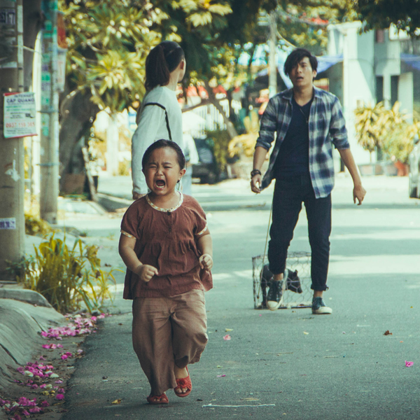 
Trong những năm qua, điện ảnh Việt chứng kiến nhiều tài năng nhỏ tuổi trỗi dậy. Nếu bé Thanh Mỹ gây tiếng vang với phong cách diễn đa dạng thì bé Kim Thư có thể tiếp tục là một phát hiện mới đầy tiềm năng với lối diễn tự nhiên và chân thật.
