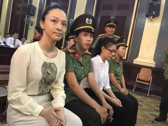 
Hoa hậu Phương Nga (bìa trái) và bị cáo Dung (áo trắng) tại tòa. Ảnh NLĐ
