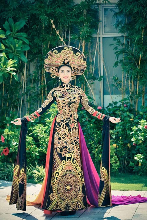 
Thu Ngân trong trang phục truyền thống của cuộc thi nhan sắc Bản sắc Việt toàn cầu.
