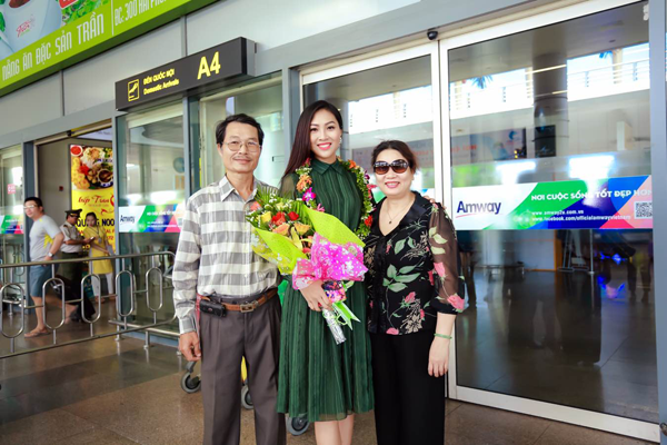 
Diệu Ngọc vô cùng hạnh phúc khi được trở về bên gia đình sau một thời gian cố gắng hết mình cho cuộc thi Hoa khôi Áo dài Việt Nam và những hoạt động chuẩn bị cho Miss World 2016.
