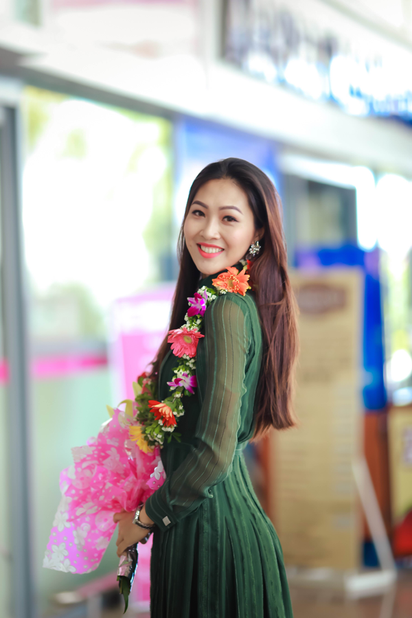 
Hoa khôi Diệu Ngọc giản dị ngày trở về quê hương Đà Nẵng.
