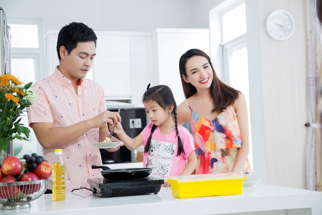 
Phan Anh vô cùng thích thú khi được bé Chiko hướng dẫn nấu ăn.
