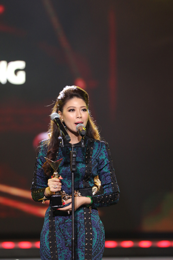 
MC Ngọc Trinh tự tin lên nhận giải thưởng.

