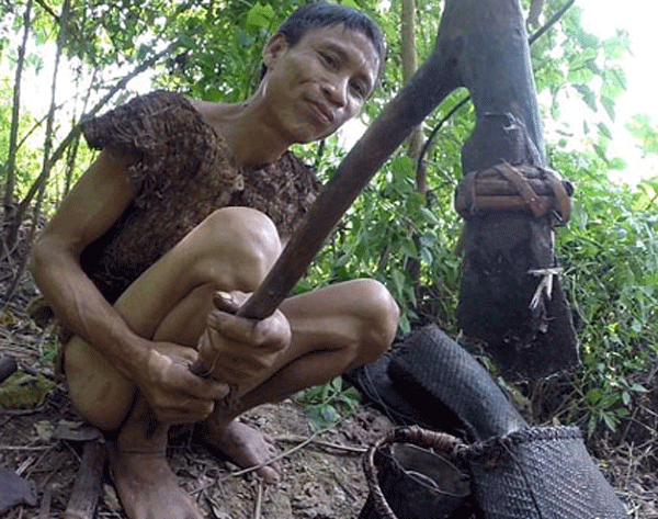 
“Tarzan Việt” tái hiện kỹ năng sinh tồn trong rừng
