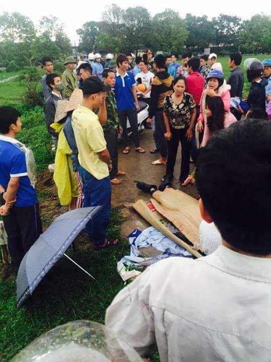 
Hiện trường nơi nạn nhân bị sét đánh ngay cổng KCN Nội Bài. Ảnh: Otofun
