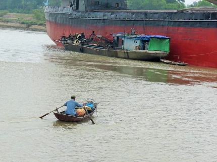 
Nhiều đò, thuyền được người dân huy động làm phương tiện đi lại
