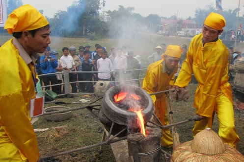 Những người thợ đang làm khuôn đúc trống. Ảnh: NH