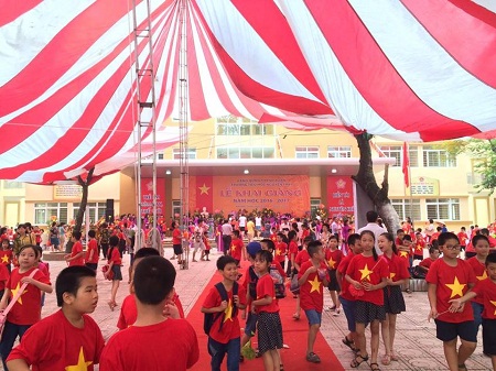 Sân trường Tiểu học Nguyễn Trãi (Thanh Xuân) nhuộm màu cờ đỏ sao vàng.