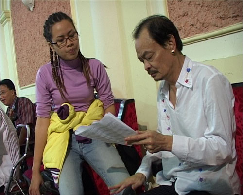 
Nhạc sĩ Thanh Tùng chọn cuộc sống vùi đầu vào công việc để quên đi nỗi đau mồ côi vợ.
