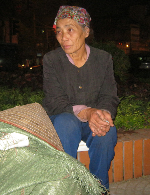 
Bà Kim Thị Thành hàng ngày vẫn mưu sinh bằng nghề nhặt rác tại khu vực chợ đầu mối Long Biên, Hà Nội. Ảnh: X.Hải
