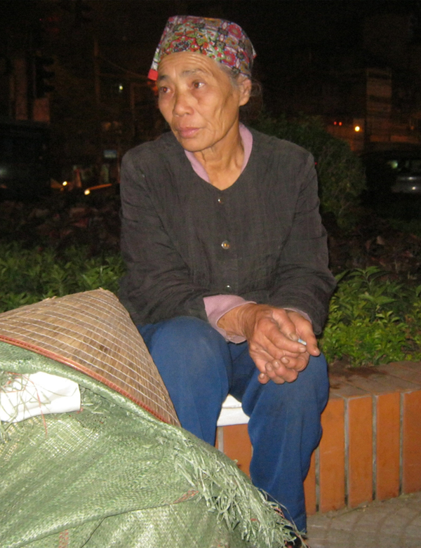 
B&agrave; Kim Thị Th&agrave;nh h&agrave;ng ng&agrave;y vẫn mưu sinh bằng nghề nhặt r&aacute;c tại khu vực chợ đầu mối Long Bi&ecirc;n, H&agrave; Nội. Ảnh: X.Hải
