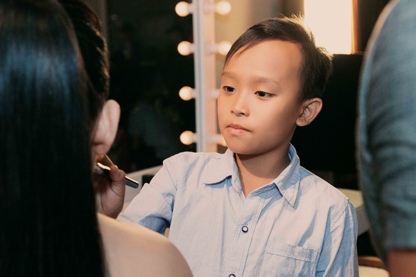
Cậu bé Hồ Văn Cường tự tay trang điểm cho mẹ nuôi.

