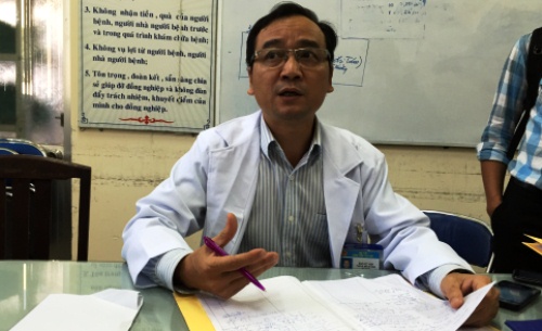 Bác sỹ Hiệp trao đổi với PV về tình trạng của bệnh nhân Hương.