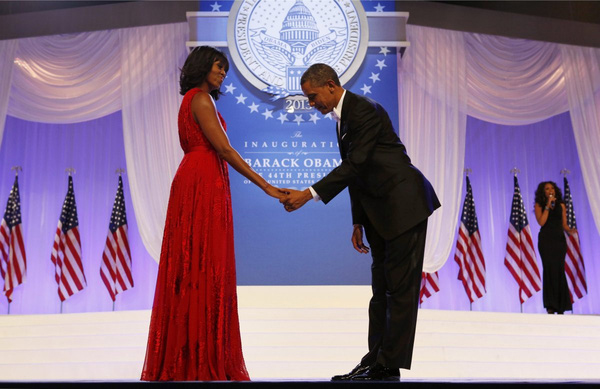 
Ông Obama nghiêng mình nắm tay vợ trước khi hai người cùng nhau khiêu vũ trong lễ nhậm chức năm 2013. Ảnh:Reuters
