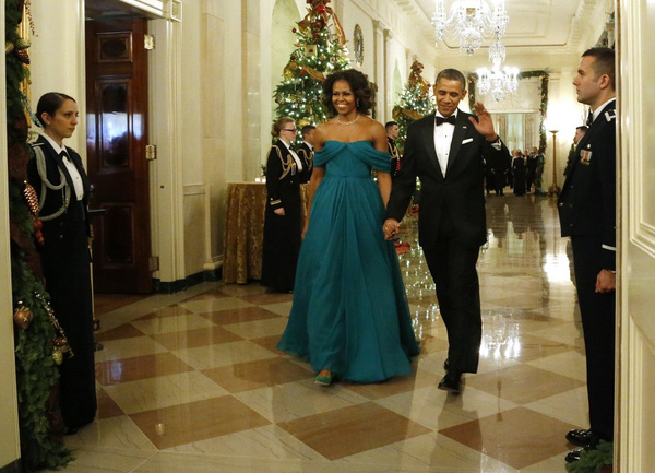 
Tay nắm đến khi nào buông? Michelle và Obama dường như không bao giờ cho bất cứ ai chen chân vào mối quan hệ hạnh phúc của vợ chồng mình.
